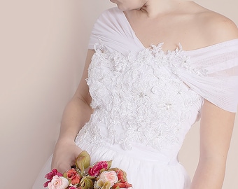 Vestido de noiva plus size com decote ombro a ombro: apliques de renda floral, tule drapeado