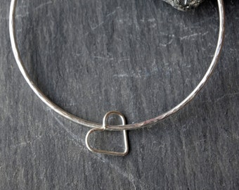 Handmade sterling silver d shaped outside hammered bangle with wire heart charm 925 silver stacking bangle bracelet