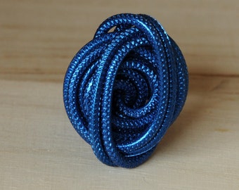 Bague de déclaration bleu royal | Anneau ovale enveloppé de fil | Anneau métallique en spirale | bague pour elle