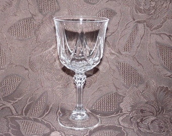Vintage White Wine Glass: Retro Spire Pattern with Hexagonal Stem