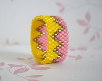 Peyote ring, Seed bead ring, Beaded ring, Pink, yellow and copper ring, Copper zig-zag line, band, Miyuki delica bead ring, Size US 10 1/4