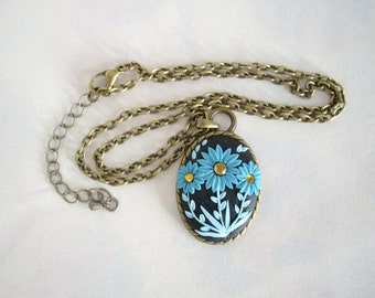 Polymer clay nacklace, Polymer clay floral necklace, Blue floral nacklace, Black cabochon necklace, Blue daisy pendant, Handmade necklace