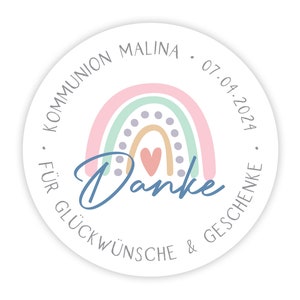 Könnte beinhalten: Ein runder Aufkleber mit einem Regenbogen-Design und dem Text "Danke" in Blau. Der Aufkleber enthält auch den Text "Kommunion Malina 07.04.2024" und "Für Glückwünsche & Geschenke".
