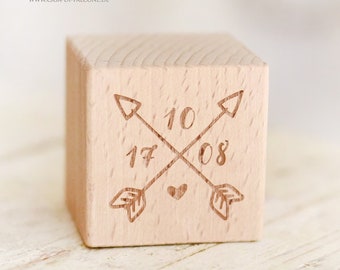 Personalized wooden cube with date, arrow