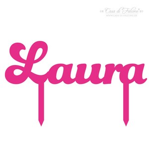Könnte beinhalten: Rosaer Acryl-Kuchentopper mit dem Namen "Laura" in einer kursivschrift.