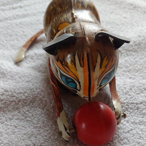 Vintage Marx Company Wind Up Tin Toy Cat with Wooden Ball, no key image 3