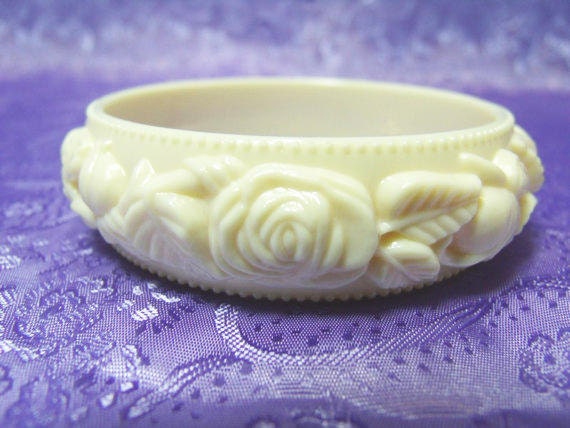 Daisy /& Chrysanthemum Design Celluloid Flower Bangle Bracelet High Relief Rose Unique Salmon and Off White Color