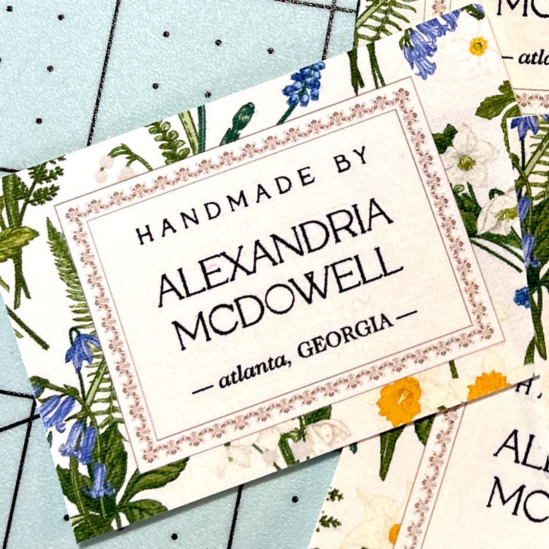 Flat custom fabric labels with a Southern Belle flair. Personalize with your name or business name. 2.5W x 1.75H, 16 labels per sheet. Bild 1