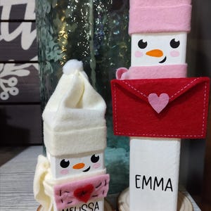 Rustic Cedar Wood Snowman: Valentine&#39;s Day Farmhouse Decor