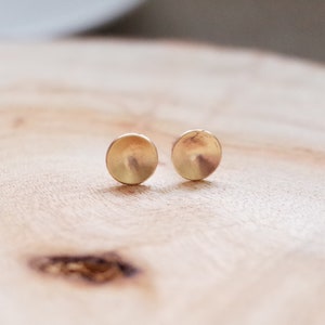 7mm Small Gold Concave Stud Earrings handmade hammered brass 925 sterling silver earring minimalist small dot earrings gold cup studs zdjęcie 2