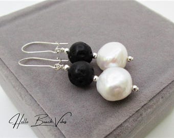 Pendientes de roca de lava negra y perla barroca de agua dulce - Plata de ley/relleno de oro - Joyería Beach Ocean