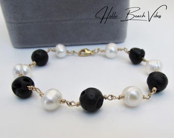 Pulsera de roca de lava negra y perlas de agua dulce - Plata de ley con alambre / Chapado en oro de 14 quilates - Joyería playera