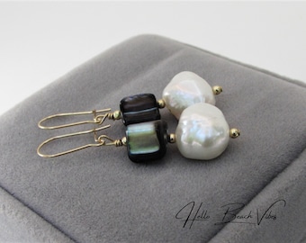 Pendientes barrocos de perlas y conchas de abulón azul: joyería de plata de ley o chapada en oro de 14 quilates.