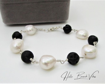 Pulsera de roca de lava negra y perla barroca envuelta en alambre - Plata de ley/relleno de oro - Joyería Beach Ocean
