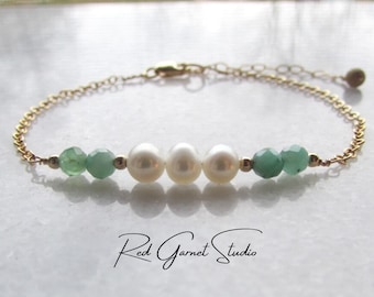 Emerald and Pearl Bracelet for Women- Tiny Natural Gemstones- Green Stone Beaded- Layering Bracelet- Birthday Gift- Birthstone Jewelry Mom