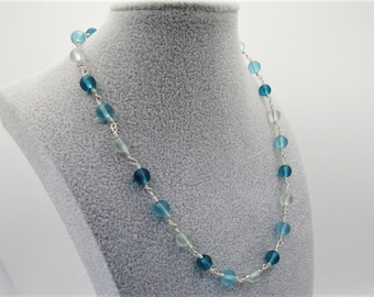 Collar de cuentas de vidrio marino azul degradado - Plata esterlina o chapado en oro - Joyería de playa envuelta en alambre