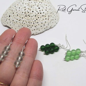 Boucles d'oreilles en verre de mer vert perlé Argent sterling Rempli d'or Bijoux en verre de mer Cadeau océan pour elle Cadeau de plage pour maman Vêtements de villégiature pour femme image 2