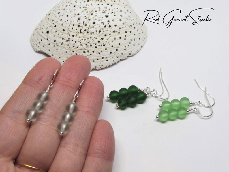 Boucles d'oreilles en verre de mer vert perlé Argent sterling Rempli d'or Bijoux en verre de mer Cadeau océan pour elle Cadeau de plage pour maman Vêtements de villégiature pour femme image 2