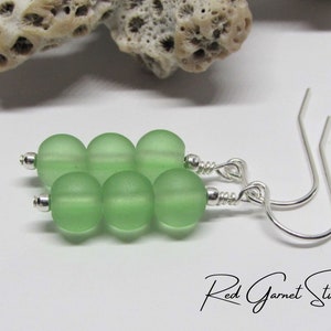 Boucles d'oreilles en verre de mer vert perlé Argent sterling Rempli d'or Bijoux en verre de mer Cadeau océan pour elle Cadeau de plage pour maman Vêtements de villégiature pour femme Tropical