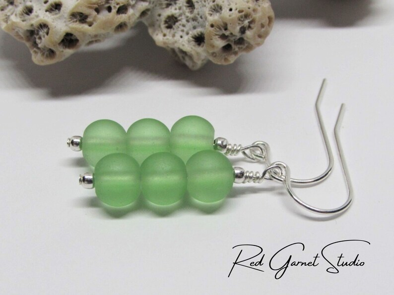 Boucles d'oreilles en verre de mer vert perlé Argent sterling Rempli d'or Bijoux en verre de mer Cadeau océan pour elle Cadeau de plage pour maman Vêtements de villégiature pour femme Tropical