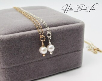 Collar delicado de perlas blancas de agua dulce con colgante de plata de ley/chapado en oro. Joyería ideal para bodas, novias y graduaciones.