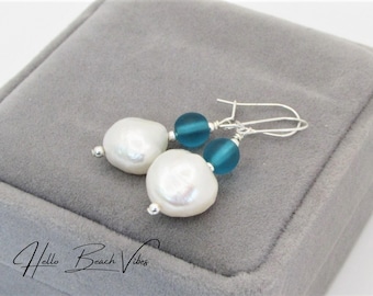 Pendientes de cristal marino azul y perla barroca de agua dulce - Plata de ley/relleno de oro - Joyería de cristal marino de playa