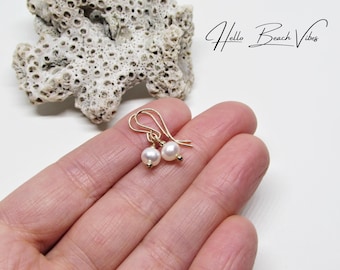 Delicados pendientes de perlas blancas de agua dulce, en plata de ley o chapado en oro, para bodas y novias.