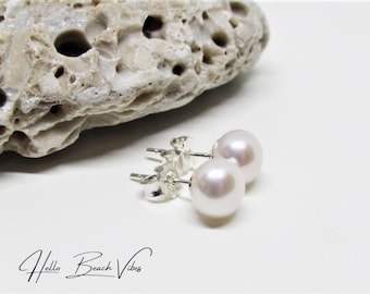 Delicados pendientes de perla de agua dulce de 6 mm - Hipoalergénicos - Postes de plata de ley chapados en oro - Regalo para dama de honor