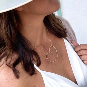 Extra stort, öppet hjärthalsband, 14k guldfyllning, sterlingsilver, öppet hjärta, hjärthalsband, stort hjärta, guld, hjärta, Emily i Paris bild 2