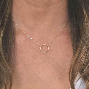 Piccola collana a cerchio riempita in oro 14k, collana a cerchio in oro, collana a cerchio martellato, riempimento in oro, tutti i giorni, infinito, delicato, minimalista