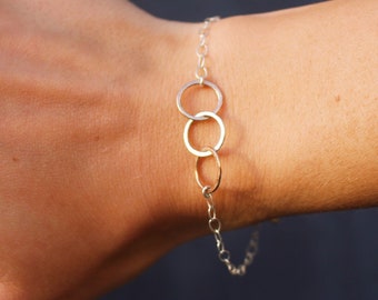 Pulsera de tres círculos, metal martillado, plata, pulsera para combinar, pulsera pequeña, pulsera martillada, pulsera pequeña de plata, delicada, mezcla de metales
