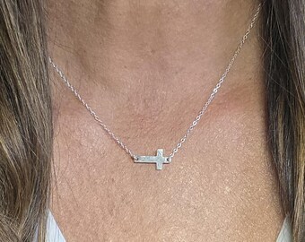 Collar pequeño con cruz martillada de plata de ley, cruz martillada, cruz de plata, cruz lateral