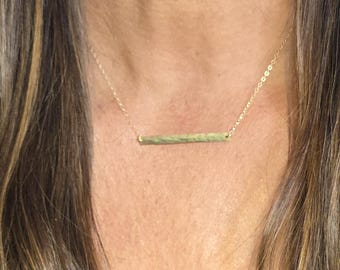 Collar con barra de oro, minimalista, barra martillada, chapado en oro de 14 quilates, horizontal, barra de oro, chapado en oro, collar con barra, mediano, 3,8 cm (1,5")