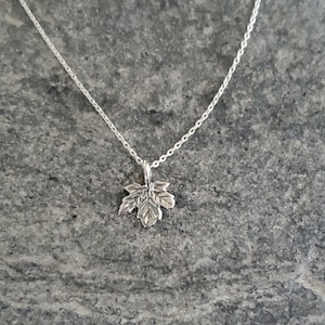 Winzige Sterling Blatt Charme, Silber Halskette, Sterling Silber, kleine Blatt, Blatt Halskette, Zierlich, Silber Blatt