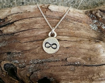 Colar pequeno com pingente do infinito, prata, colar com pingente do infinito, colar do infinito, colar prateado com pingente do infinito, delicado, minimalista