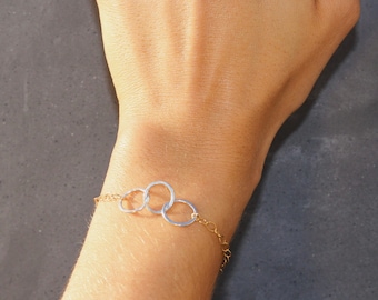 Pulsera de oro de tres círculos, metal martillado, pulsera para combinar, pulsera pequeña, martillada, oro, pulsera martillada, pulsera pequeña de oro, delicada