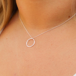 Colar pequeno de prata esterlina, pingente circular, círculo martelado, colar de prata, prata esterlina, delicado, colar circular aberto