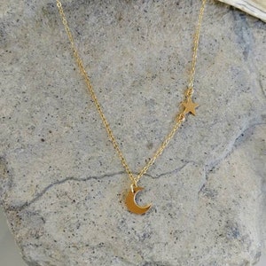 小さな月と星、ネックレス、月のネックレス、星のネックレス、金または銀、金の月のネックレス、銀の月のネックレス、槌目模様、月、星