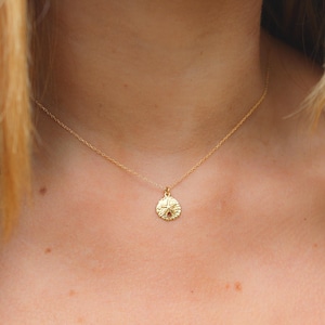 Litet guld sanddollarhalsband, 14K guldfyllning, Elegant, Sanddollar, Halsband, Litet, Guldfyllt, Strand, Hav, Nautisk, Guld sanddollar