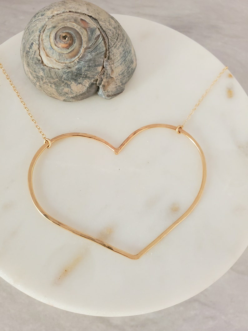 Extra stort, öppet hjärthalsband, 14k guldfyllning, sterlingsilver, öppet hjärta, hjärthalsband, stort hjärta, guld, hjärta, Emily i Paris bild 3