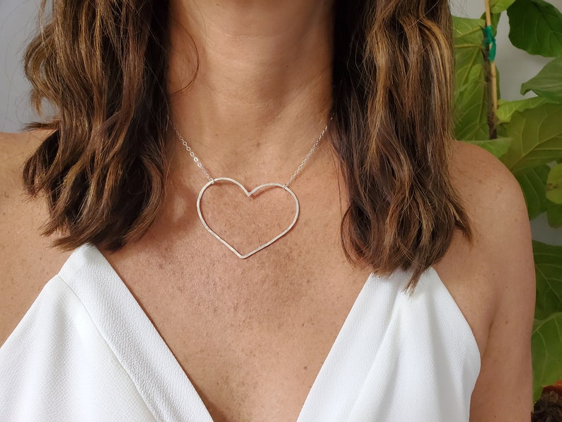 Extra stort, öppet hjärthalsband, 14k guldfyllning, sterlingsilver, öppet hjärta, hjärthalsband, stort hjärta, guld, hjärta, Emily i Paris bild 10