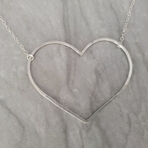 Extra stort, öppet hjärthalsband, 14k guldfyllning, sterlingsilver, öppet hjärta, hjärthalsband, stort hjärta, guld, hjärta, Emily i Paris bild 9