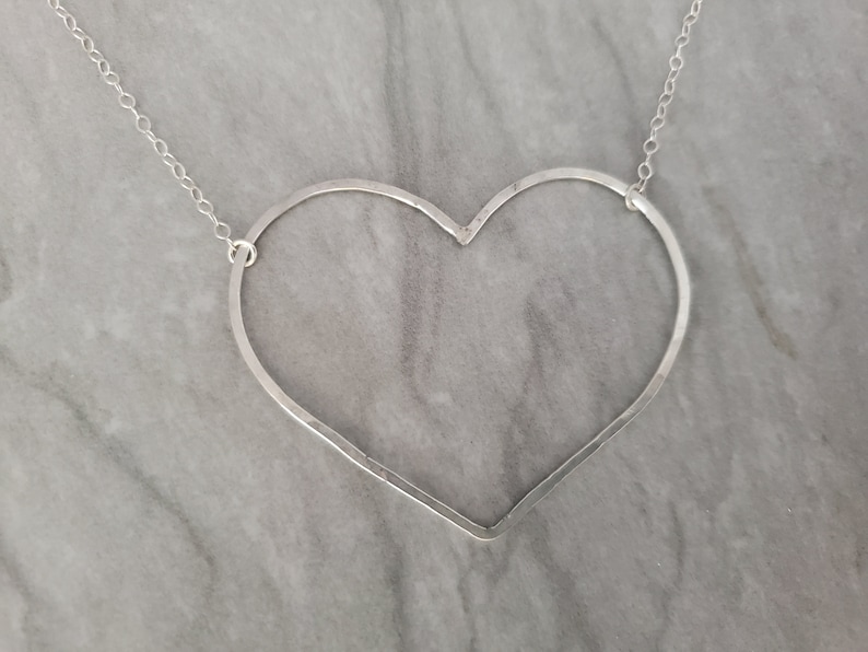Extra stort, öppet hjärthalsband, 14k guldfyllning, sterlingsilver, öppet hjärta, hjärthalsband, stort hjärta, guld, hjärta, Emily i Paris bild 9