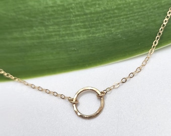 Zierliche Gold Kreis Halskette, Karma Halskette, Gold Kreis Halskette, gehämmert Kreis, 14k Gold Filled, Minimalistische Halskette, Layering Halskette