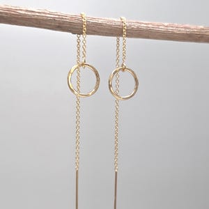 Zierliche Einfädler Ohrringe, Gold fill, Sterlingsilber, kleiner Kreis, Kreis Ohrringe, Einfädler Ohrringe, gehämmerter Kreis, zierlich, zierlich