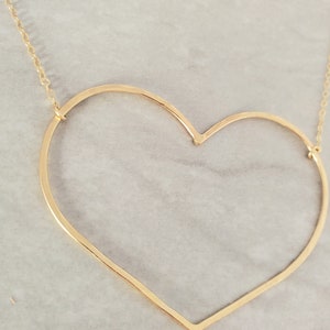 Extra stort, öppet hjärthalsband, 14k guldfyllning, sterlingsilver, öppet hjärta, hjärthalsband, stort hjärta, guld, hjärta, Emily i Paris bild 5