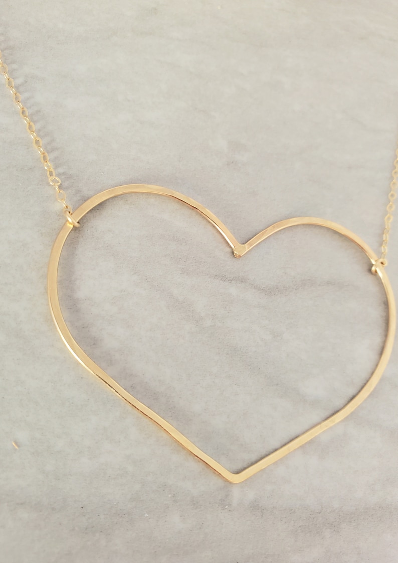 Extra stort, öppet hjärthalsband, 14k guldfyllning, sterlingsilver, öppet hjärta, hjärthalsband, stort hjärta, guld, hjärta, Emily i Paris bild 5