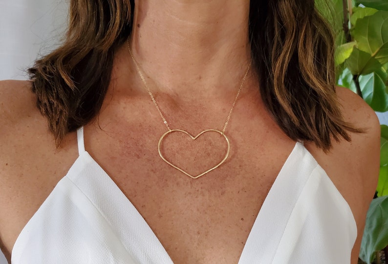 Extra stort, öppet hjärthalsband, 14k guldfyllning, sterlingsilver, öppet hjärta, hjärthalsband, stort hjärta, guld, hjärta, Emily i Paris bild 1