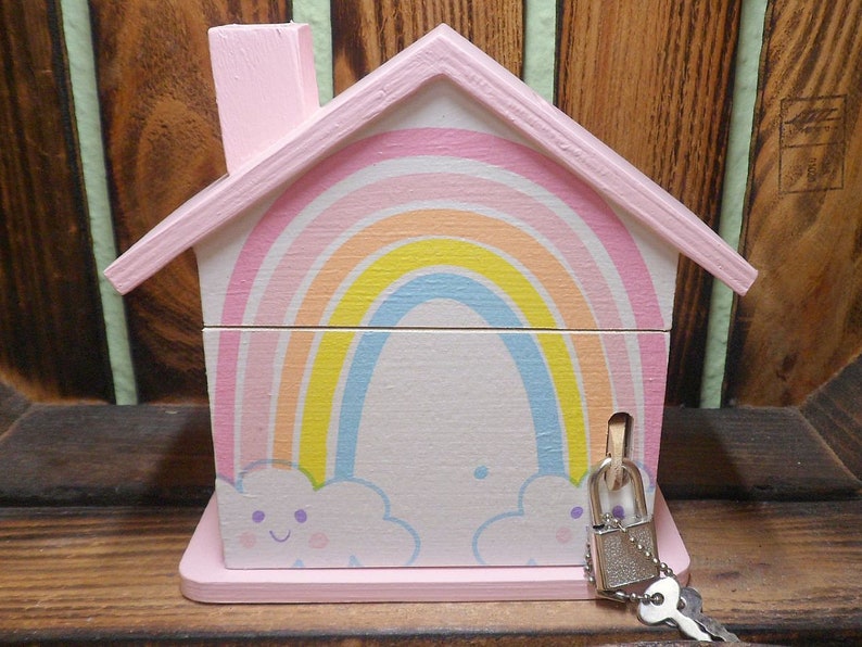 Spaarpot huis regenboog gepersonaliseerd 15 x 8 x 14,5 cm gemaakt van hout afbeelding 3