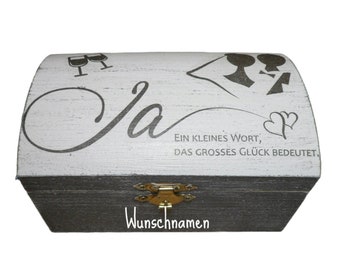 kleine Truhe mit Spruch für die Hochzeit, personalisiert mit Namen des Brautpaares